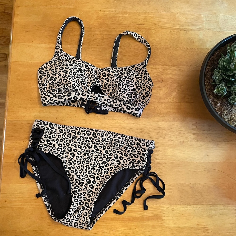 Cheetah bikini too large medium bottoms, slightly high waisted